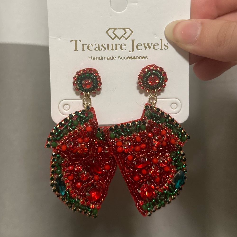 🐣NWT Treasured Jewels Red and Green Beaded Earrings